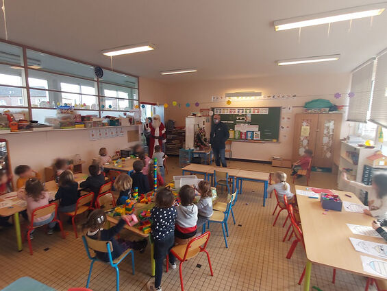 Le Père-Noël rend une visite surprise aux enfants des écoles de Neuville Saint-Rémy