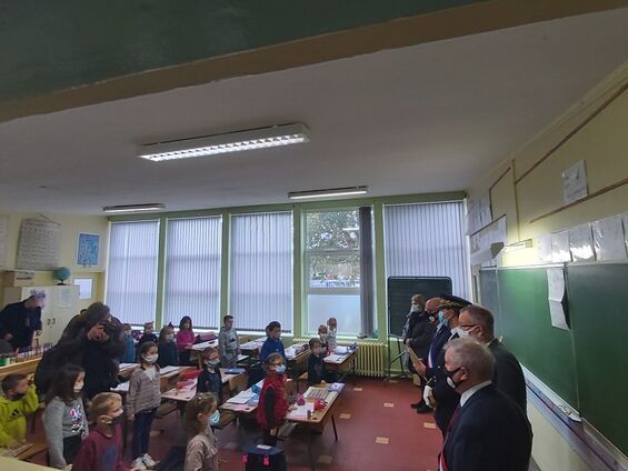 Distribution de deux masques réutilisables aux enfants de l'école élémentaire Jean Lebas Distribution de deux masques réutilisables aux enfants de l'école élémentaire Jean Lebas